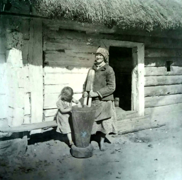 Товчуть зерно в ступі