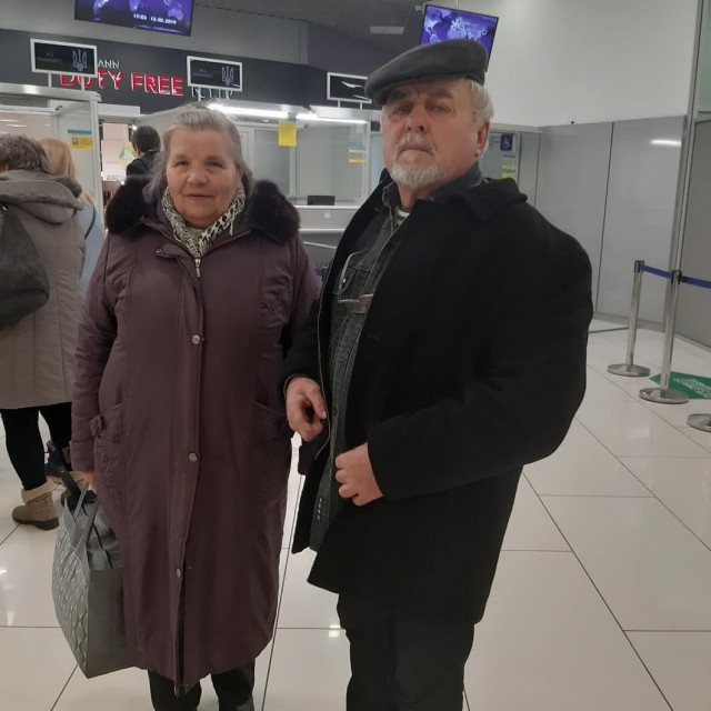 Валентина і Петро Соловей готуються вперше до посадки на літак