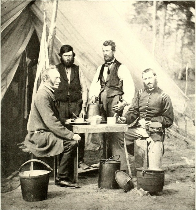 Солдати Союзу північних штатів з чашками кави під час Громадянської війни в США