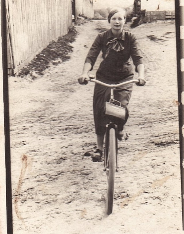 Дівчина на велосипеді, 1939 рік