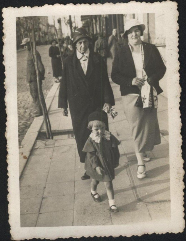 Квадратні тротуарні плитки іншого розміру. Фото з приватної колекції