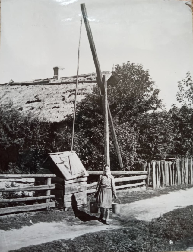 Жінка біля криниці