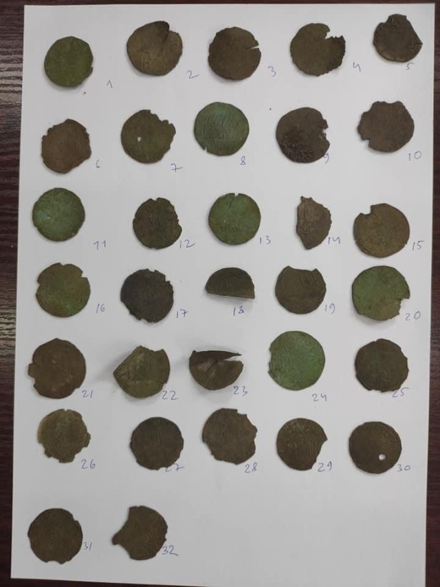 Спочатку знайшли 32 срібника, потім археологи відкопали ще шість