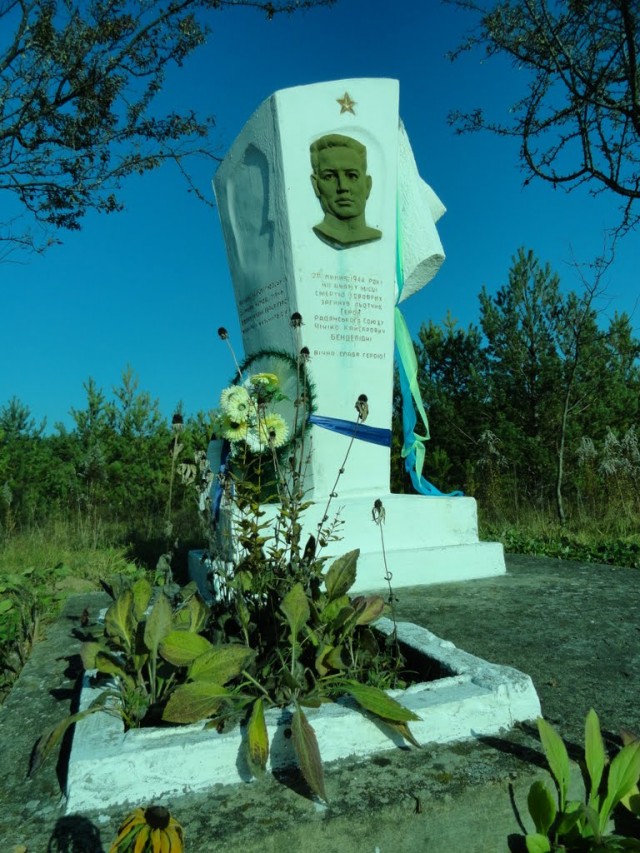 Знак на місці смерті Героя на узбіччі траси Луцьк-Ковель біля села Радошин