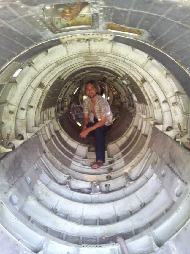 Автор публікації Ілля Сметанін згадує дитинство у каналі повітрозабірника літака Серпень 2013 року