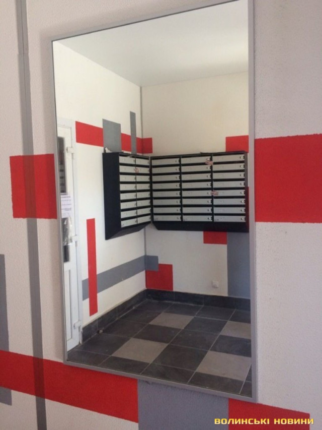 При вході - дзеркало