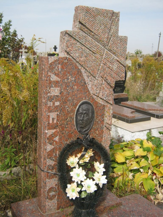 Місце останнього спочинку митця в Гаразджі, пам’ятник відкрито 2005 року