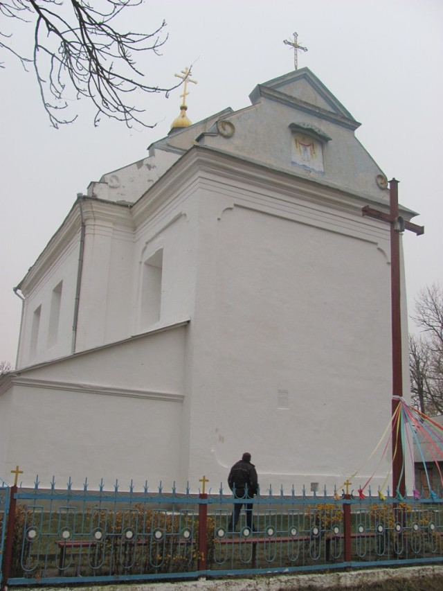 Храм має потужні мури (товщиною до 180 см) і міг слугувати оборонною спорудою. Фото Сергія Наумука.