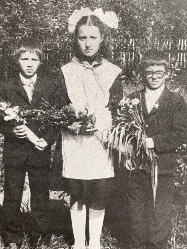 Два брата і сестра - школярі