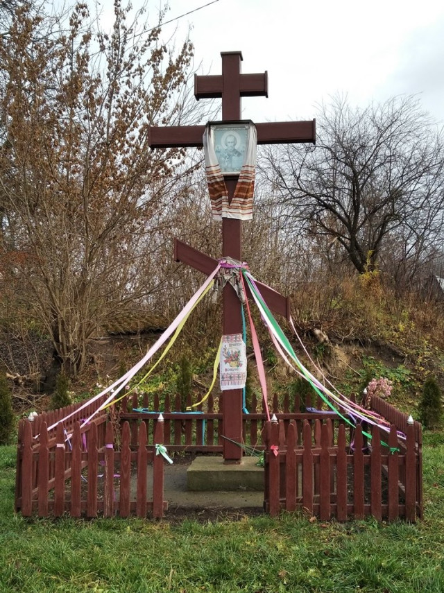 Фігура-хрест на початку села