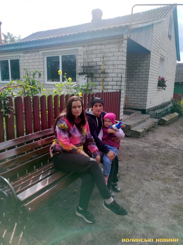 Сестра-близнючка Олени Созонюк Ольга із мамою Вірою та дочкою Олени Оксаною