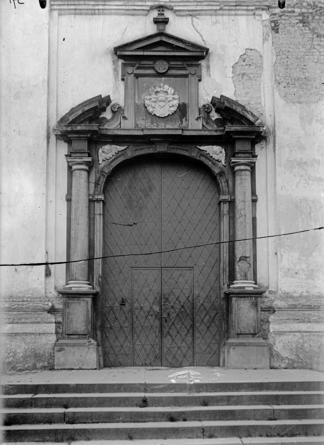 Головний вхід до костелу, фото 1945 р.
