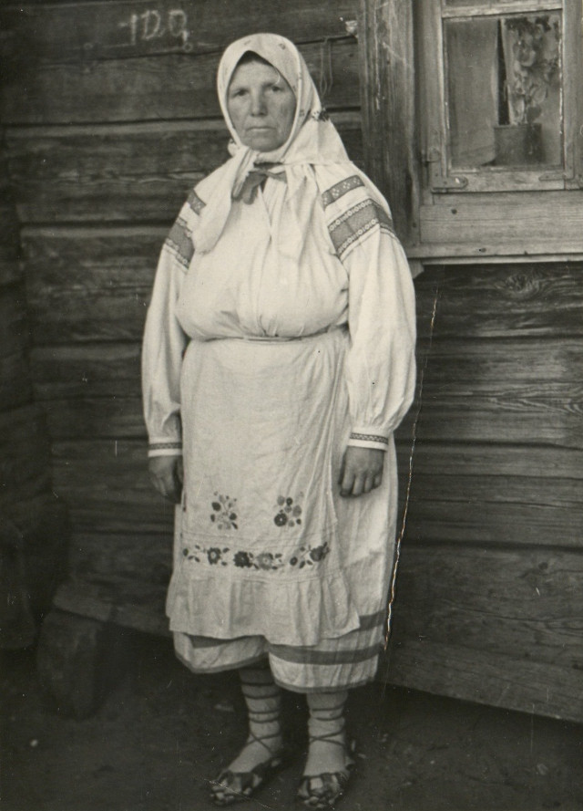 На фото Гаврилюк М. Г. із с. Бишляк (Володимирецький р-н), вбрання нині зберігається в колекції Рівненського краєзнавчого музею