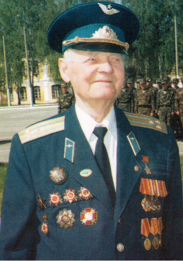 Почесний громадянин Луцька льотчик штурмовик Герой Радянського Союзу генерал майор Іван Антипін