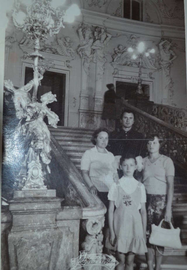 Олена з батьками Ростиславом Іллічем і Валентиною Іванівною Поліщуками, сестрою Раєю в Одеському оперному театрі. 1978 рік
