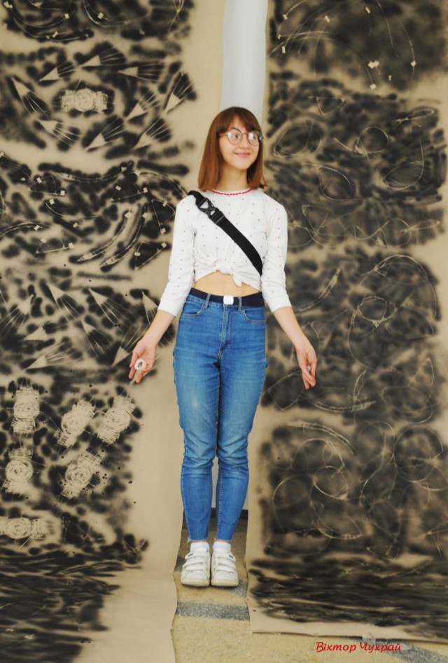 Глядачка біля диптиху «Рентген лозоплетіння» А.Кашталян