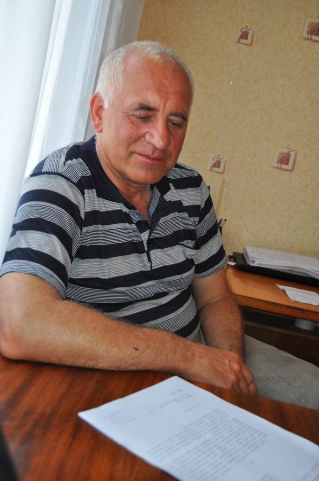 любохинівський сільський голова Адам Стрільчук показує рішення сесії