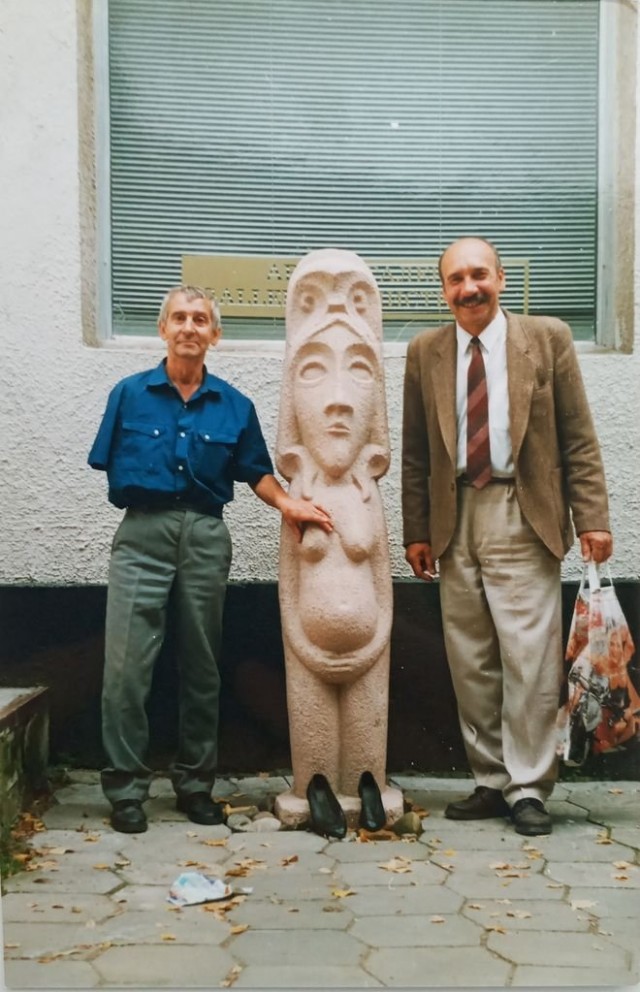 Валерій Бєлов (справа) та Олександр Валента з «панянкою» біля Галереї мистецтв